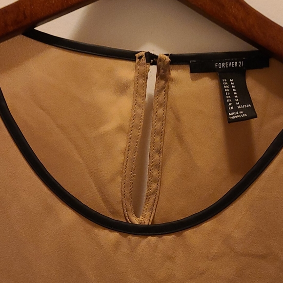 🌟🥂Forever 21 M Keyholes tan black trim long sleeve - Picture 4 of 15